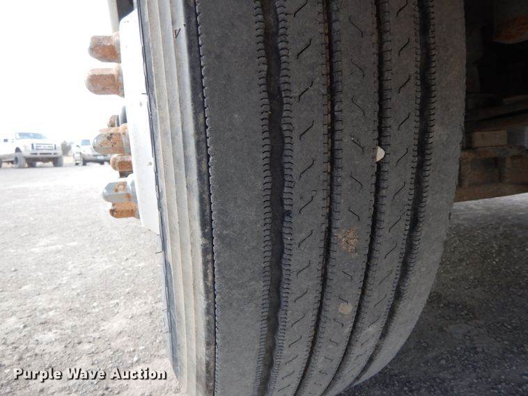 image for item IX9324 2005 Freightliner Columbia  semi truck