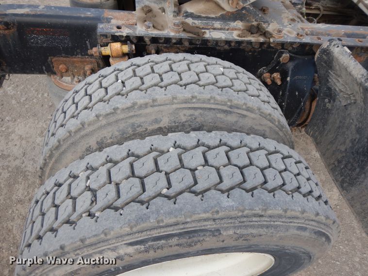 image for item IX9324 2005 Freightliner Columbia  semi truck