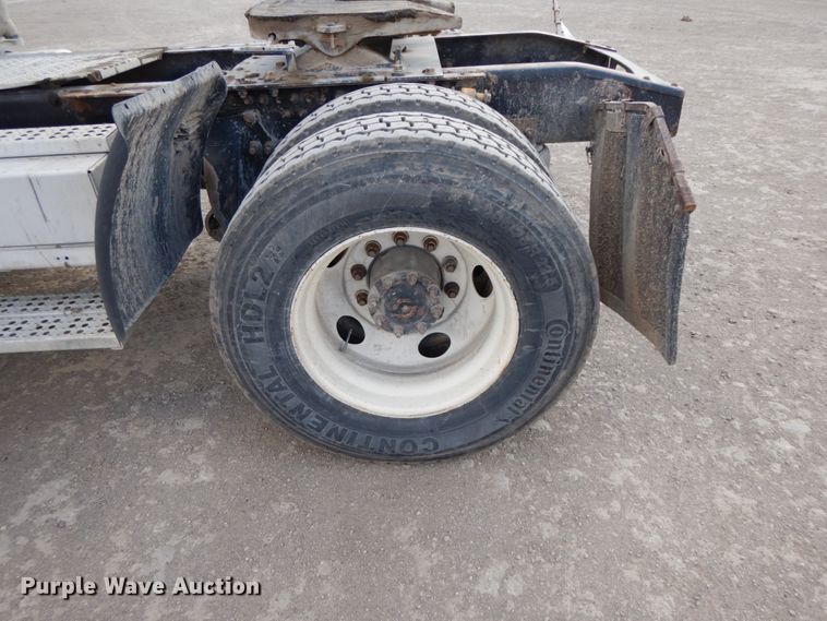 image for item IX9324 2005 Freightliner Columbia  semi truck