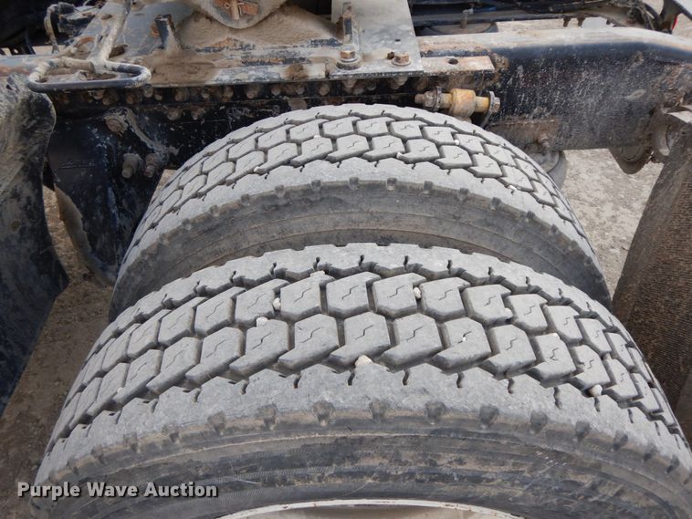 image for item IX9324 2005 Freightliner Columbia  semi truck