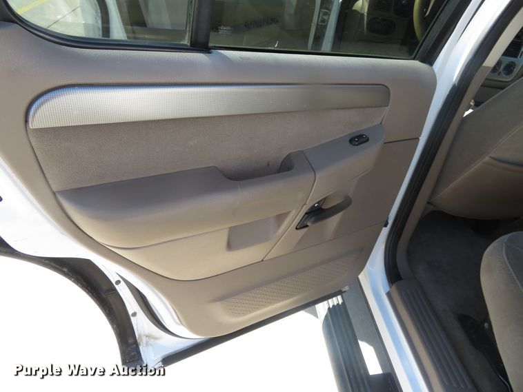 image for item DH0748 2003 Ford Explorer XLT  SUV