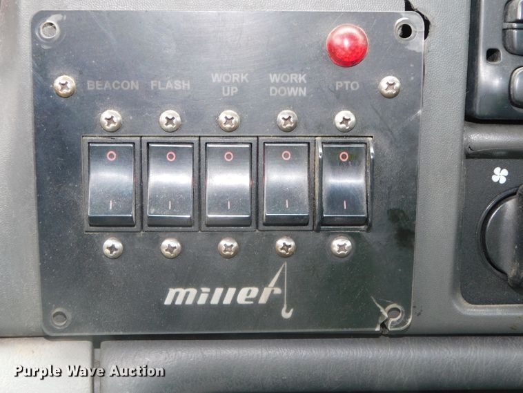 image for item DJ5985 2004 Ford F650 Super Duty XLT  rollback truck