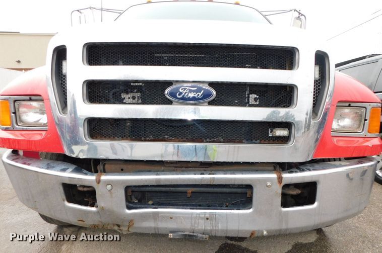 image for item DJ5985 2004 Ford F650 Super Duty XLT  rollback truck