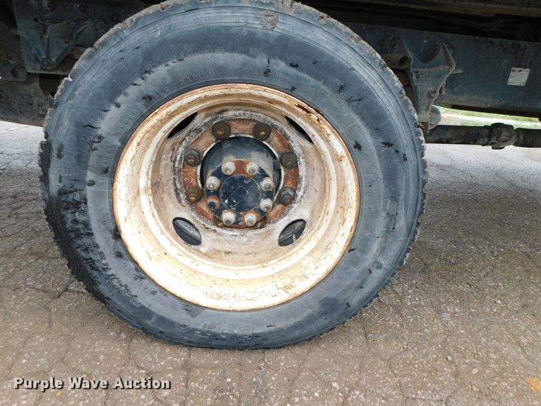 image for item DJ5985 2004 Ford F650 Super Duty XLT  rollback truck