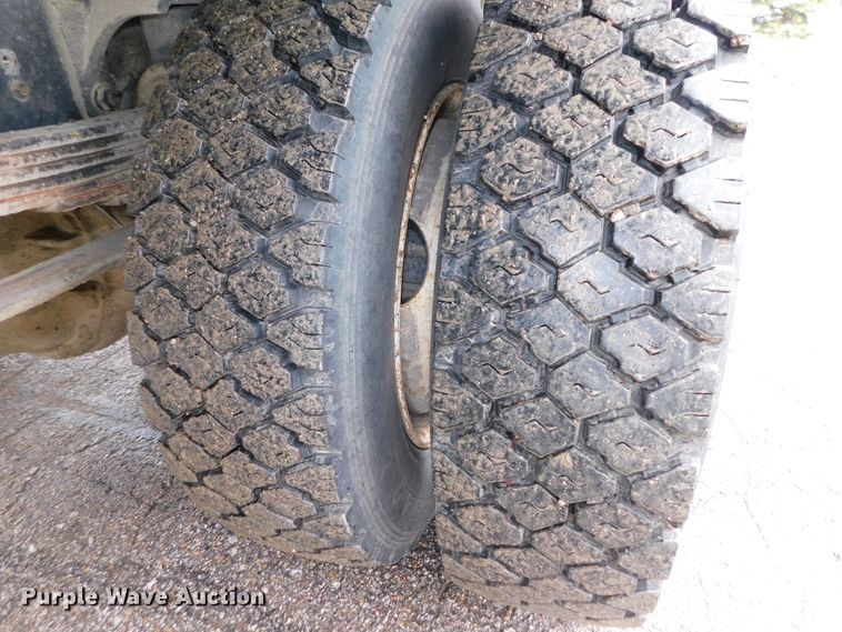 image for item DJ5985 2004 Ford F650 Super Duty XLT  rollback truck