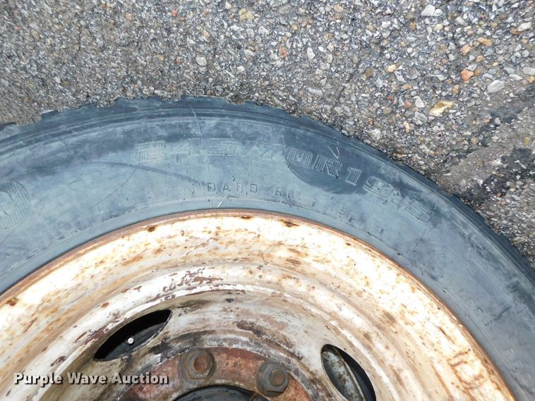 image for item DJ5985 2004 Ford F650 Super Duty XLT  rollback truck