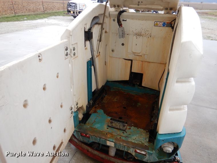 image for item DL4869 Tennant 8300  sweeper