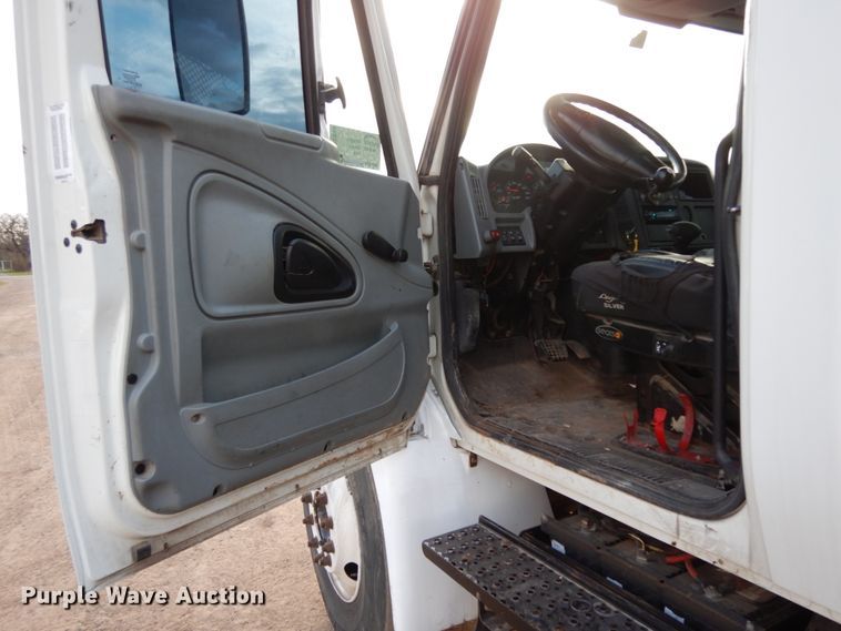 image for item DM2864 2007 International 4300  utility / service truck