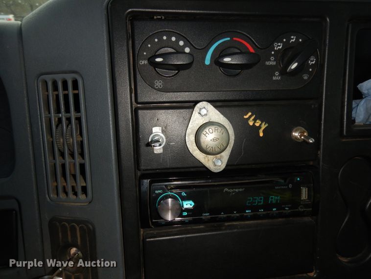 image for item DM2864 2007 International 4300  utility / service truck