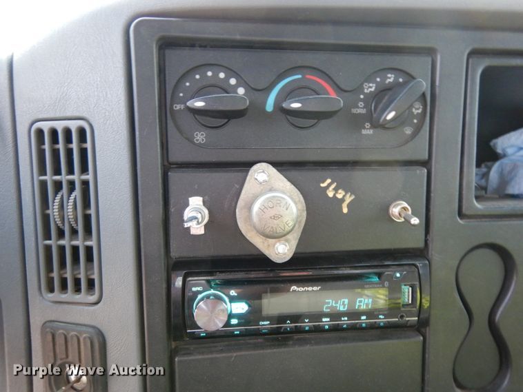 image for item DM2864 2007 International 4300  utility / service truck