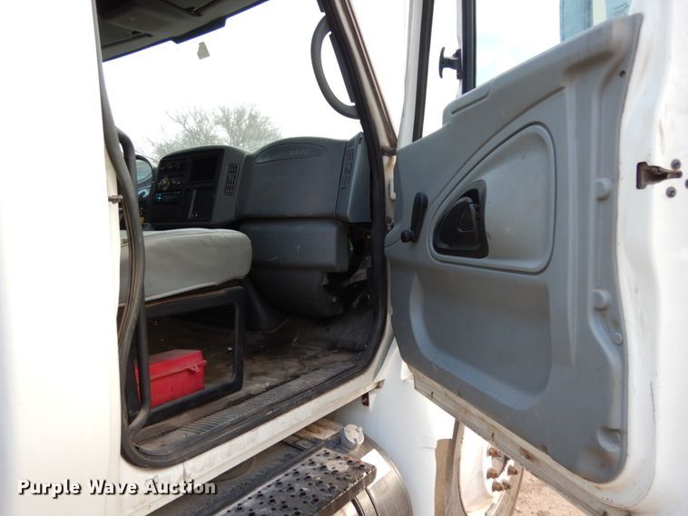 image for item DM2864 2007 International 4300  utility / service truck