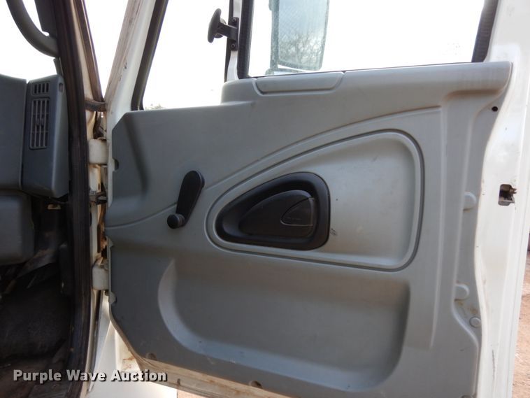 image for item DM2864 2007 International 4300  utility / service truck