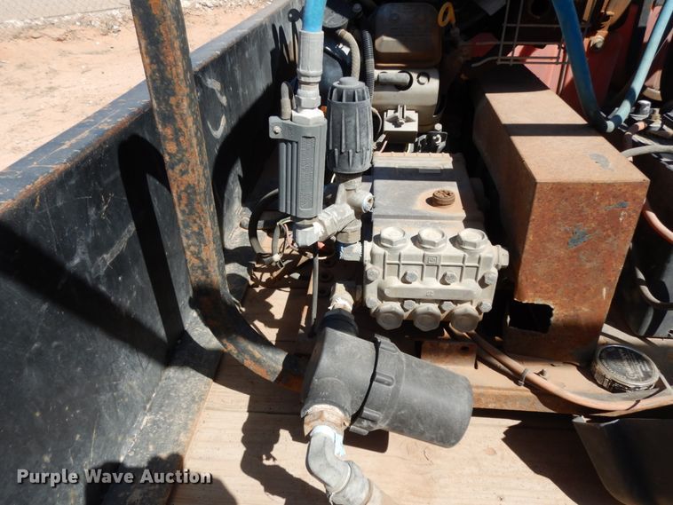 image for item DM2865 2011 Gooseneck 1120640B7B1 utility trailer with pressure washing system