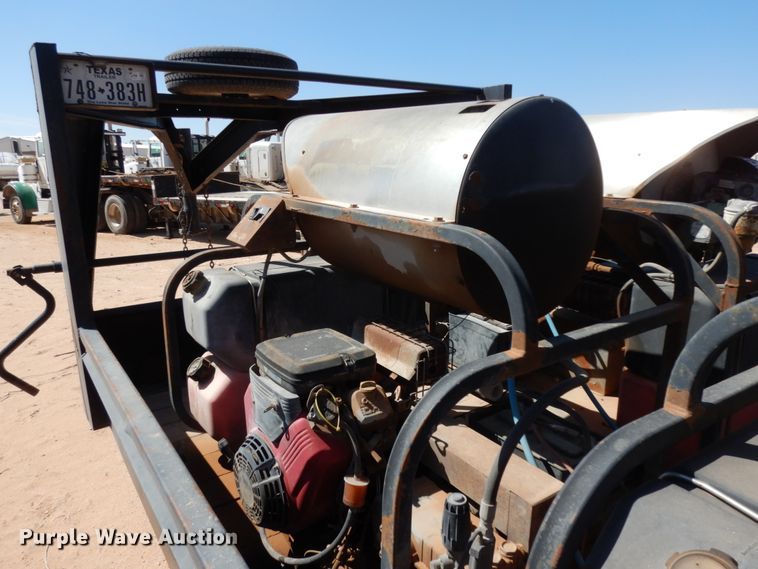 image for item DM2865 2011 Gooseneck 1120640B7B1 utility trailer with pressure washing system