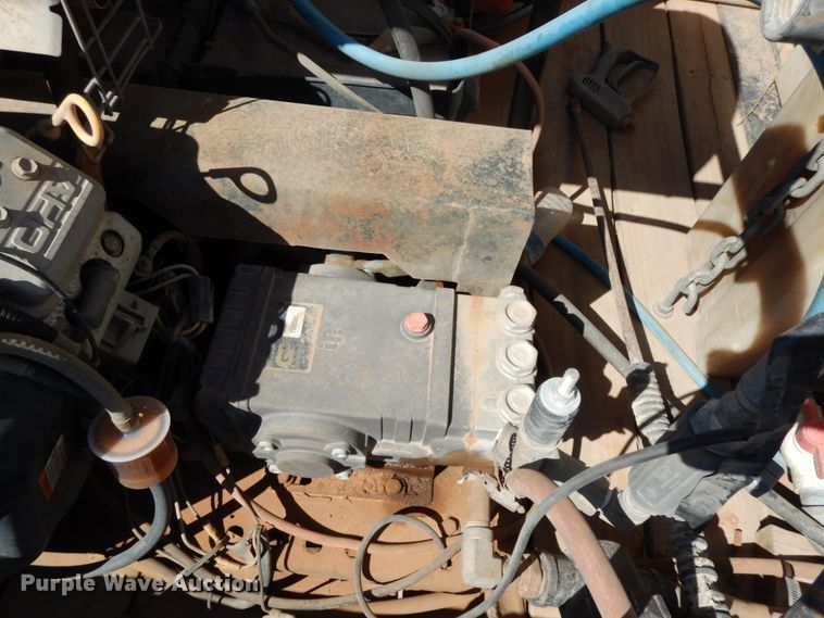 image for item DM2865 2011 Gooseneck 1120640B7B1 utility trailer with pressure washing system