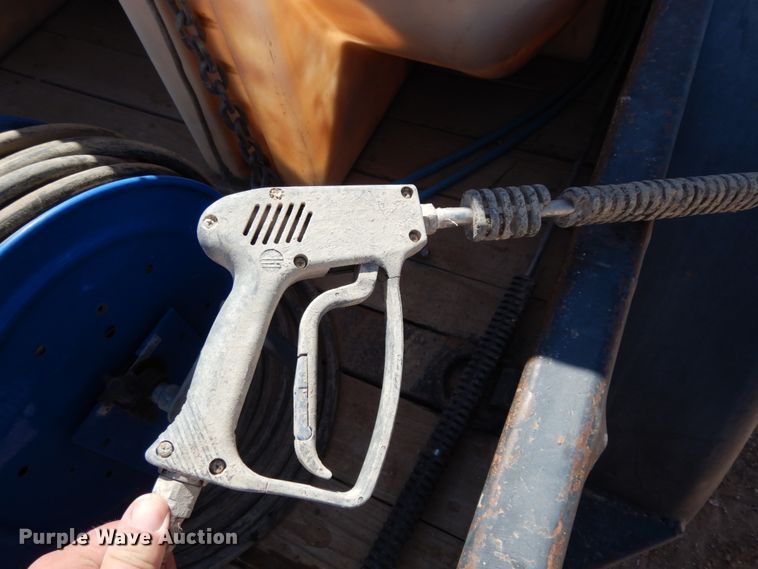 image for item DM2865 2011 Gooseneck 1120640B7B1 utility trailer with pressure washing system