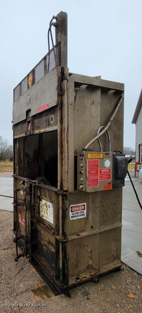 image for item FL9089 Piqua Series 40 vertical cardboard baler