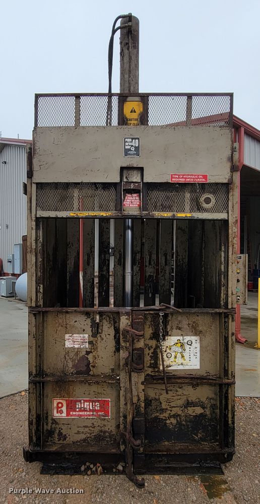 image for item FL9089 Piqua Series 40 vertical cardboard baler