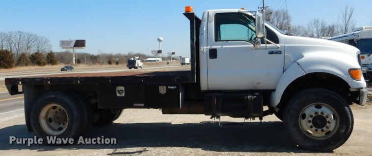 image for item GT9628 2000 Ford F750 Super Duty XL  flat bed truck