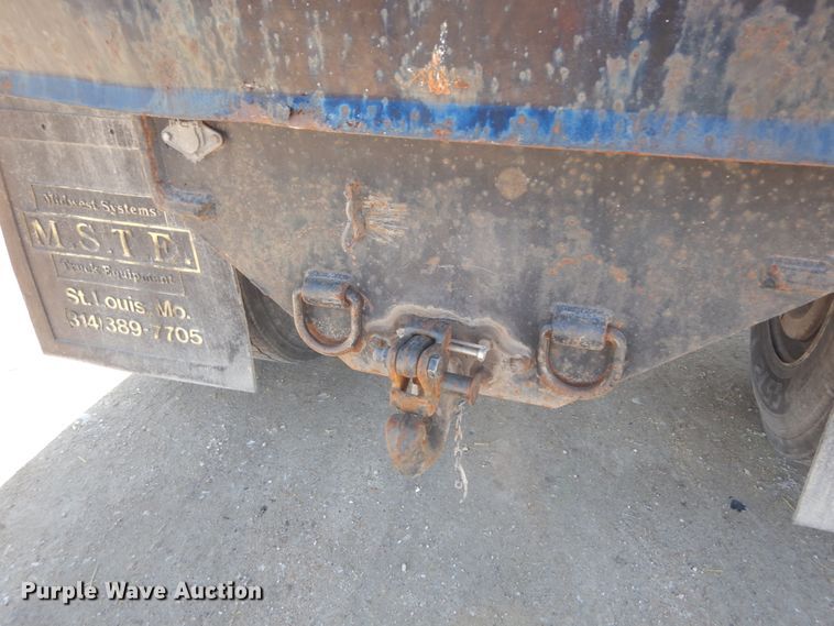 image for item GT9628 2000 Ford F750 Super Duty XL  flat bed truck