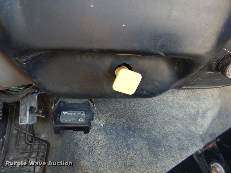 image for item GT9628 2000 Ford F750 Super Duty XL  flat bed truck