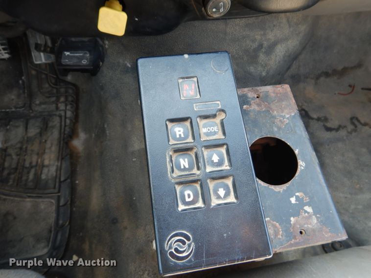 image for item GT9628 2000 Ford F750 Super Duty XL  flat bed truck