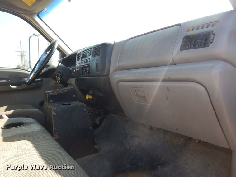 image for item GT9628 2000 Ford F750 Super Duty XL  flat bed truck