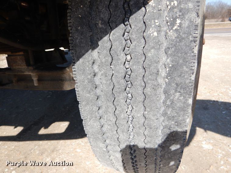 image for item GT9628 2000 Ford F750 Super Duty XL  flat bed truck