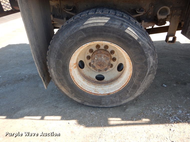 image for item GT9628 2000 Ford F750 Super Duty XL  flat bed truck