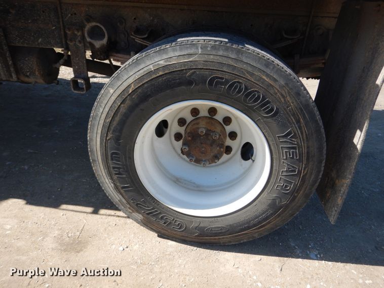 image for item GT9628 2000 Ford F750 Super Duty XL  flat bed truck