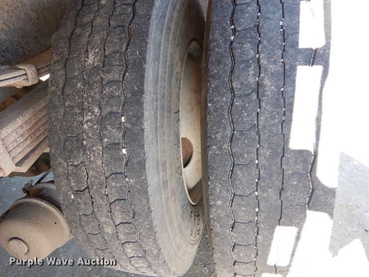 image for item GT9628 2000 Ford F750 Super Duty XL  flat bed truck