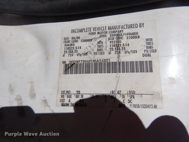 image for item GT9628 2000 Ford F750 Super Duty XL  flat bed truck