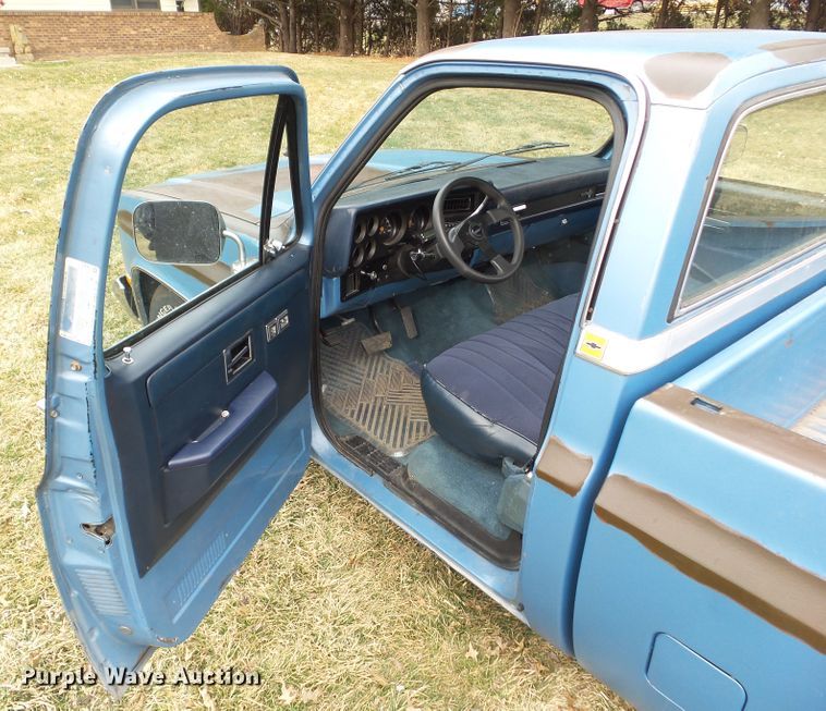 image for item HF9832 1985 Chevrolet C10  pickup truck