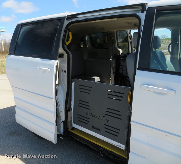 image for item HV9707 2014 Dodge Grand Caravan handicap accessible van
