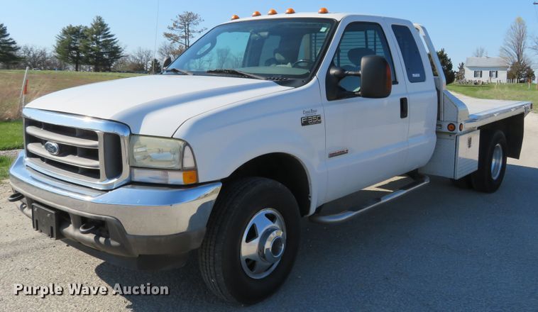 image for item HV9732 2004 Ford F350 Super Duty  SuperCab flatbed pickup truck