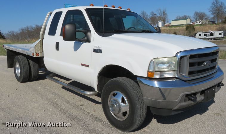 image for item HV9732 2004 Ford F350 Super Duty  SuperCab flatbed pickup truck