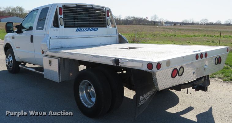 image for item HV9732 2004 Ford F350 Super Duty  SuperCab flatbed pickup truck