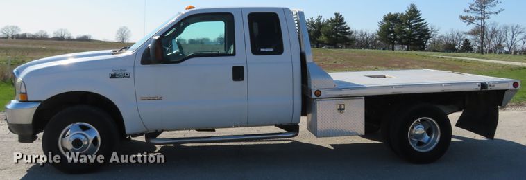 image for item HV9732 2004 Ford F350 Super Duty  SuperCab flatbed pickup truck