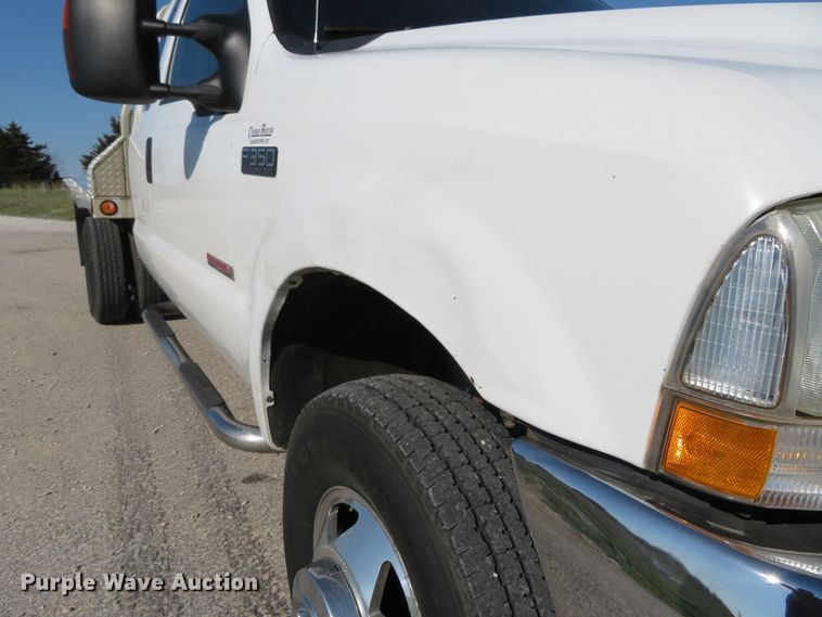 image for item HV9732 2004 Ford F350 Super Duty  SuperCab flatbed pickup truck