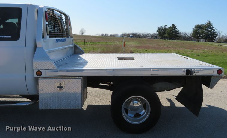 image for item HV9732 2004 Ford F350 Super Duty  SuperCab flatbed pickup truck