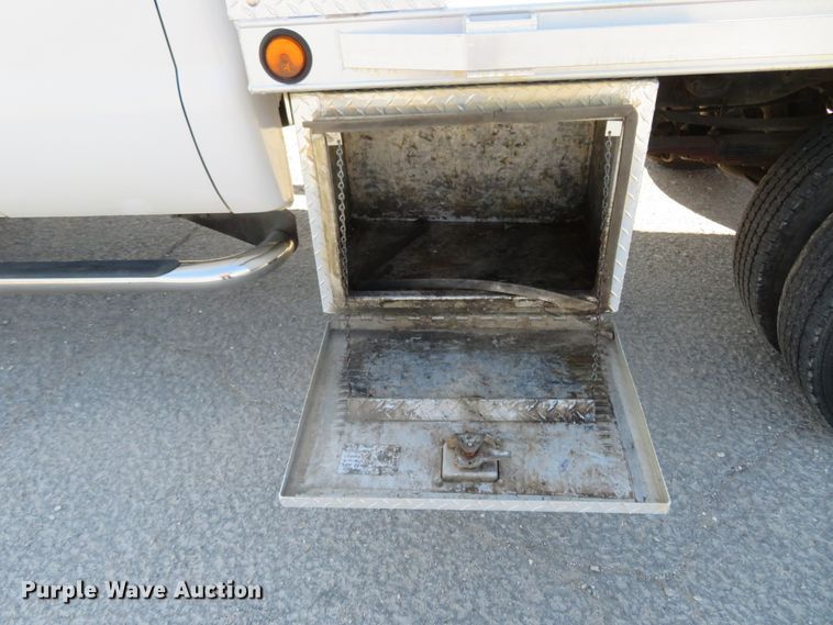 image for item HV9732 2004 Ford F350 Super Duty  SuperCab flatbed pickup truck