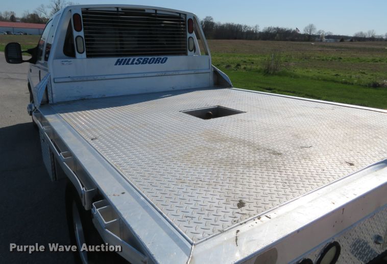 image for item HV9732 2004 Ford F350 Super Duty  SuperCab flatbed pickup truck