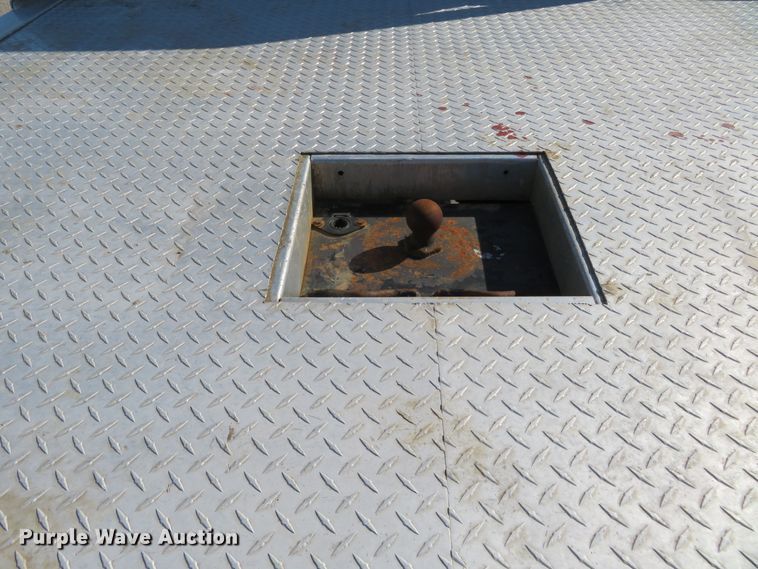 image for item HV9732 2004 Ford F350 Super Duty  SuperCab flatbed pickup truck