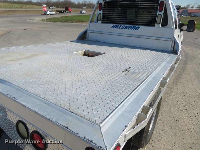 image for item HV9732 2004 Ford F350 Super Duty  SuperCab flatbed pickup truck
