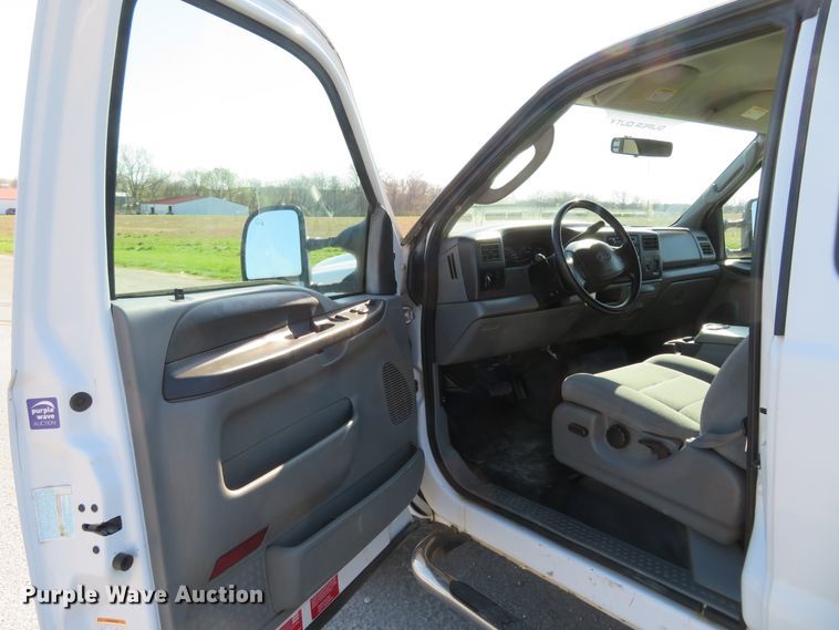 image for item HV9732 2004 Ford F350 Super Duty  SuperCab flatbed pickup truck