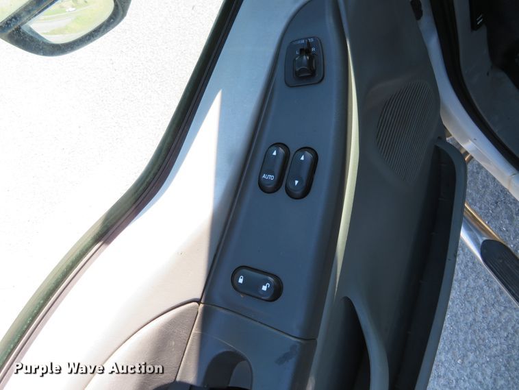 image for item HV9732 2004 Ford F350 Super Duty  SuperCab flatbed pickup truck