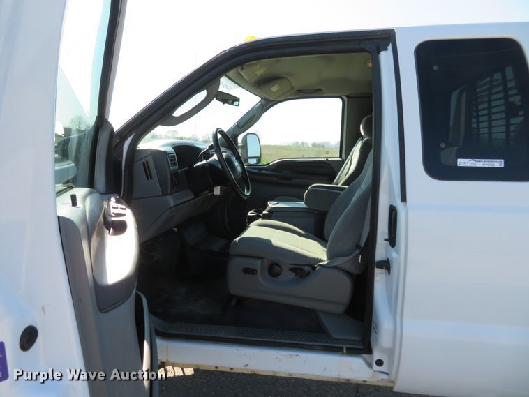 image for item HV9732 2004 Ford F350 Super Duty  SuperCab flatbed pickup truck