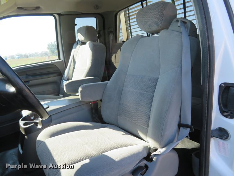 image for item HV9732 2004 Ford F350 Super Duty  SuperCab flatbed pickup truck