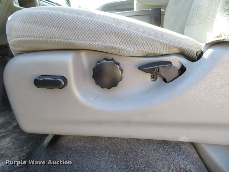 image for item HV9732 2004 Ford F350 Super Duty  SuperCab flatbed pickup truck