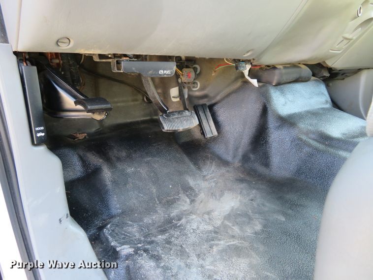 image for item HV9732 2004 Ford F350 Super Duty  SuperCab flatbed pickup truck